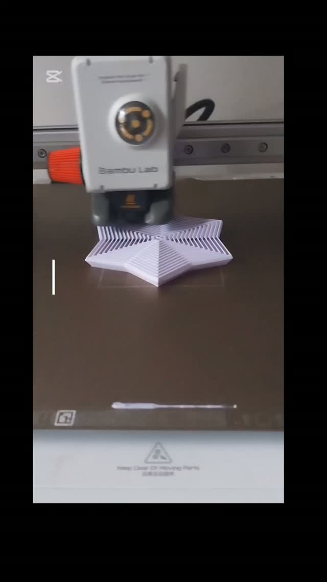 Impresora 3D de Emun creando una pieza con forma de estrella
